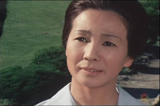 雄二郎の母親と思しき女性（南風洋子）