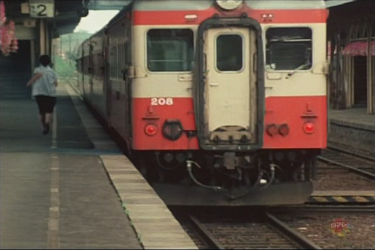 走り出す電車の窓から息子の名を呼びます