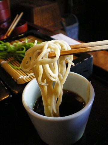 立ち食いそばを啜る