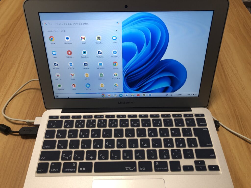 MacBook AirでWindows 11が立ち上がっているような表紙