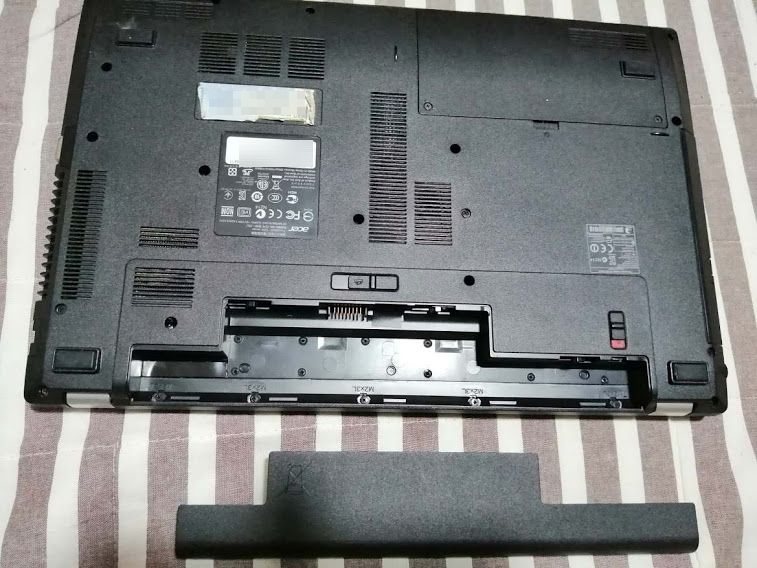 裏返してバッテリーを外します