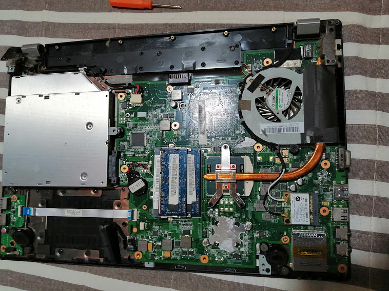 すべてのネジを外して裏蓋を外します