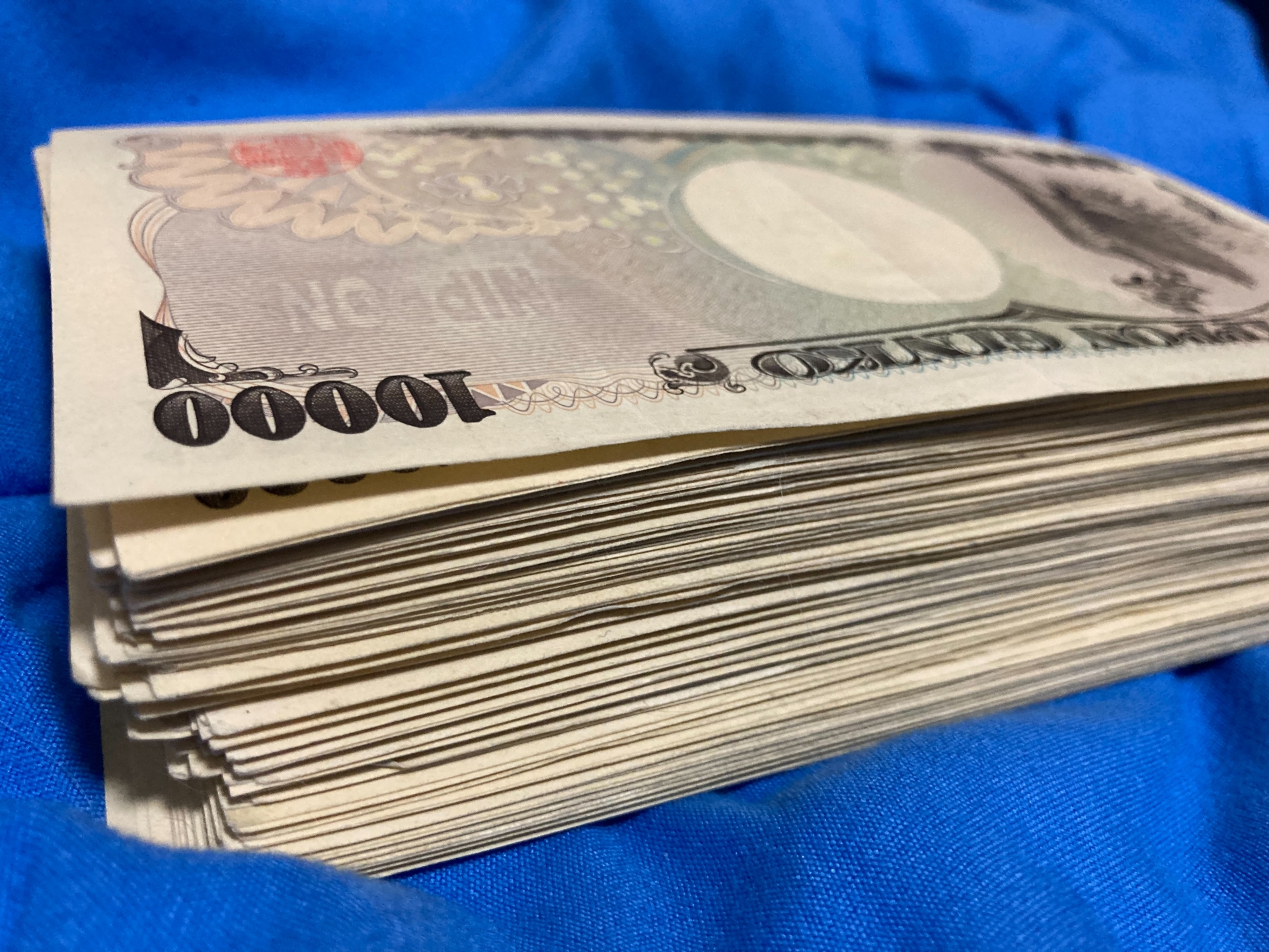 麻生太郎財務大臣が「巨額の財政赤字で日本国債・円への信認が失われ、国民生活に多大な影響が及ぶことを懸念している」と発言