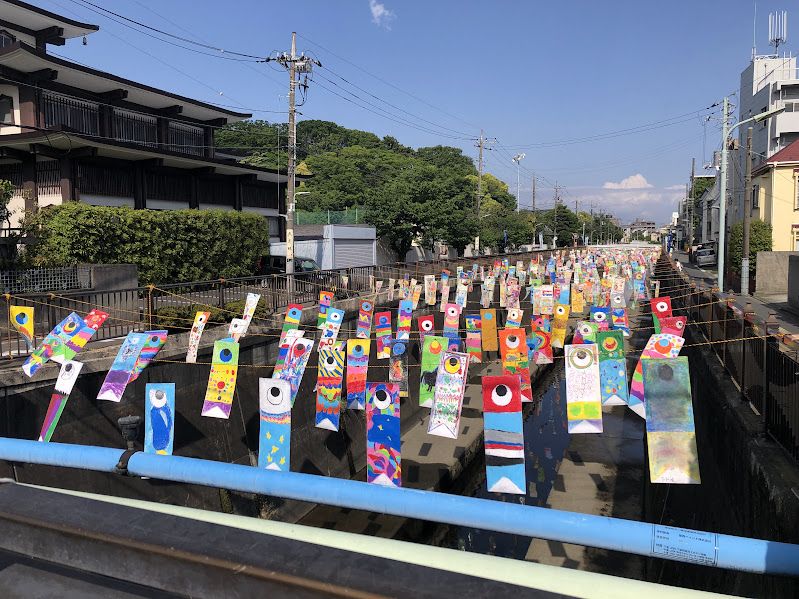 「こいのぼり」は、こどもの日を象徴する風物詩です。こいのぼりとこどもの日にまつわる歴史や豆知識、うんちくをたっぷりご紹介