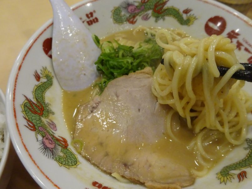 こってりとしたスープが特徴的なラーメンチェーン「天下一品」が、首都圏で大規模な閉店ラッシュに見舞われています。