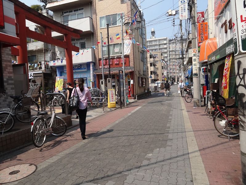 東京都大田区羽田にある、京急空港線「穴守稲荷駅」から穴守稲荷神社へと続く参道（商店街）の入り口付近