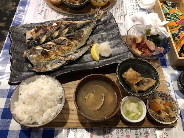 Instagramで公開されている、「閲覧注意!養殖魚の餌の正体を知っていますか?」というタイトルの動画に3000以上の「いいね」がついています。養殖魚にはトンデモないエサをやっているので、危険ですよ、と煽っている動画です。