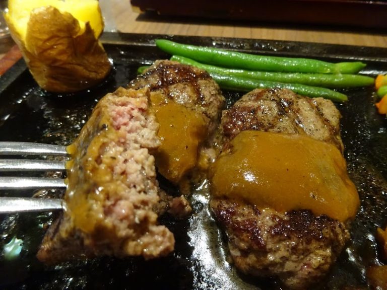 ハングリータイガートレッサ横浜店（横浜市港北区）は炭団型の牛肉100％ハンバーグを目の前の鉄板で調理してくれます
