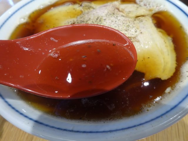 スープは東京ラーメンのような普通の醤油色