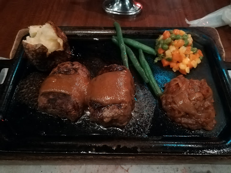 ハングリータイガー保土ヶ谷本店（神奈川県横浜市）のオリジナルハンバーグステーキをいただきました。8月29日は肉の日ですが、ファミリー世帯で最大公約数的に楽しめる肉メニユーはハンバーグ。しかもハングリータイガーは牛肉100％ハンバーグです。