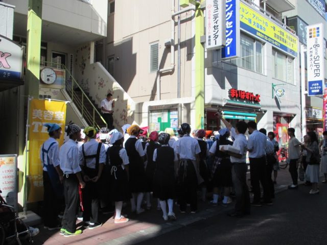 修学旅行でやって来た山形県長井市の中学生