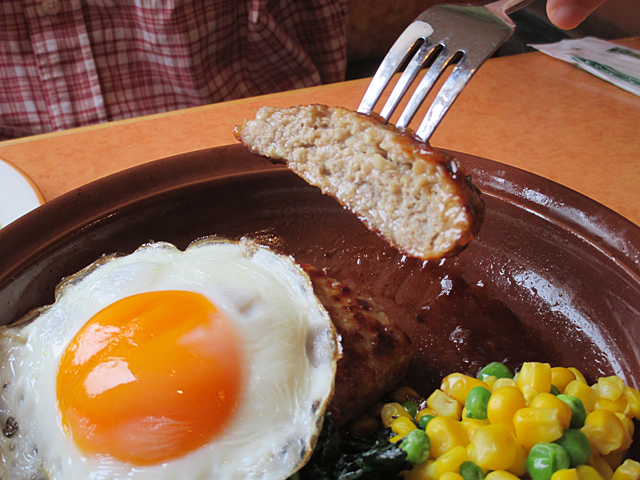 サイゼリヤ本羽田店（東京都大田区本羽田）は大衆的な価格のワンコインランチとして親しまれる卵付ハンバーグが有名