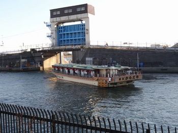 屋形船が出ていく