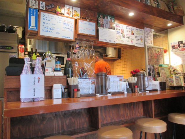 店内はカウンター5席、テーブル4席の9席