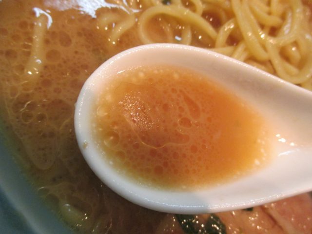 醤油だしの豚骨ラーメン