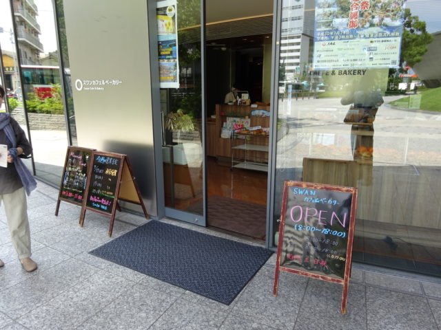 スワンカフェ＆ベーカリー羽田CHRONOGATE店は障碍者の就労を積極的に行い焼き立てのパンと香り高いコーヒーを提供