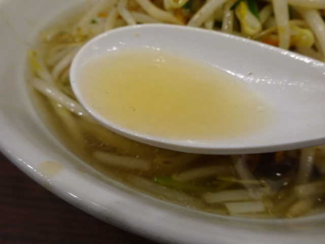 塩タンメンの青湯系スープ