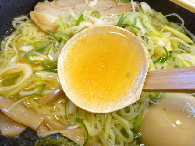 塩壱鵠堂ラーメンのスープ