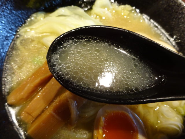 塩らー麺のスープ