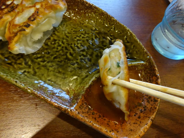 味噌ダレに餃子をつける
