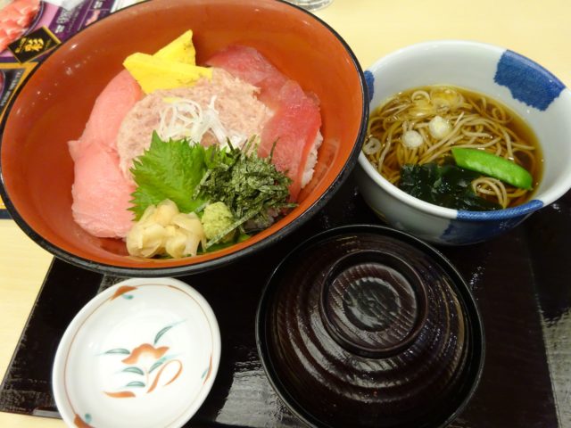 まぐろ三色丼(780円)+小そば