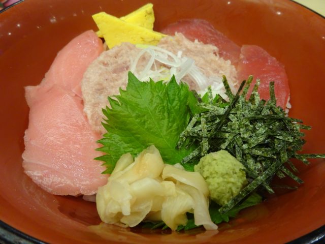 まぐろ三色丼(780円)