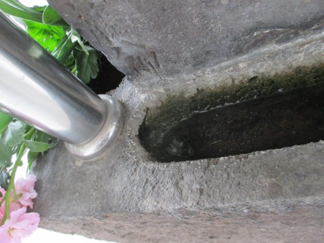 墓の裏側に水が流れる