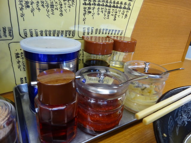 テーブルにはにんにくや豆板醤などが常備