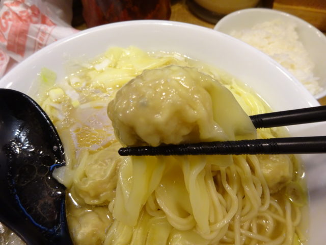海老とひき肉の入った、大きなワンタン
