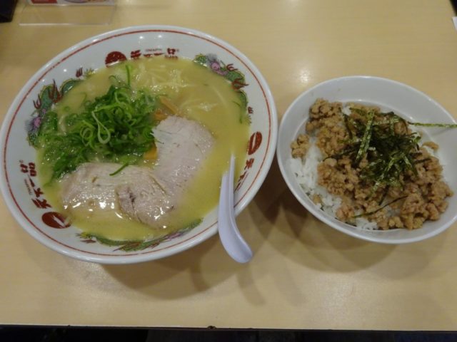 Cランチ(屋台の味ラーメン+そぼろご飯)