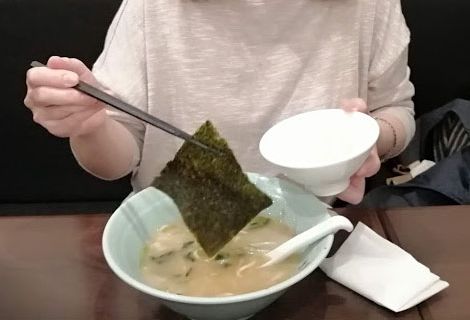 スープにひたひたしているのりをご飯にまいていただく