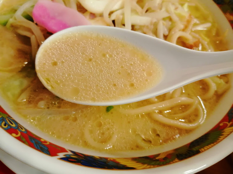 豚骨ベースですが少し薄め