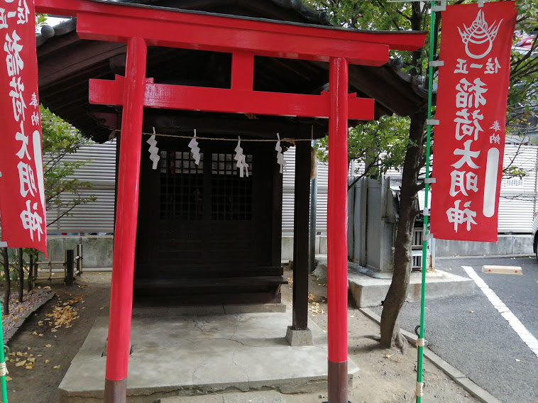 赤い鳥居の稲荷神社