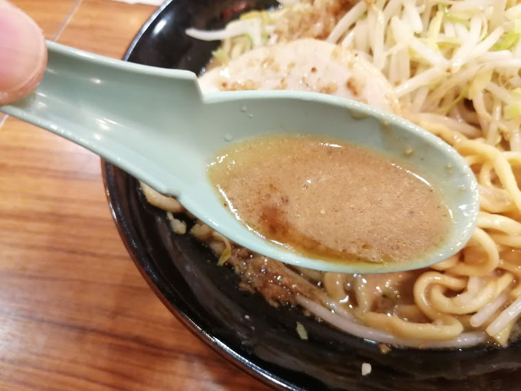 スープは濃厚豚骨スープ