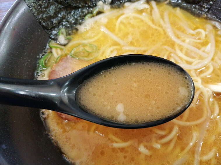 油多めの旨みあっさりな醤油豚骨味のスープ