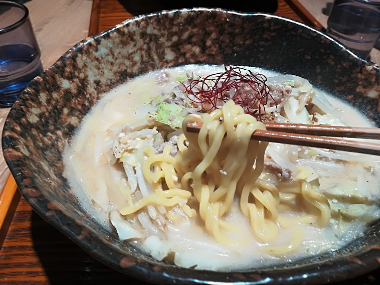 札幌味噌らーめんひつじの木大森本店（大田区大森北）は豚骨や鶏ガラを一切使用しない羊100％の「純白湯スープ」を提供