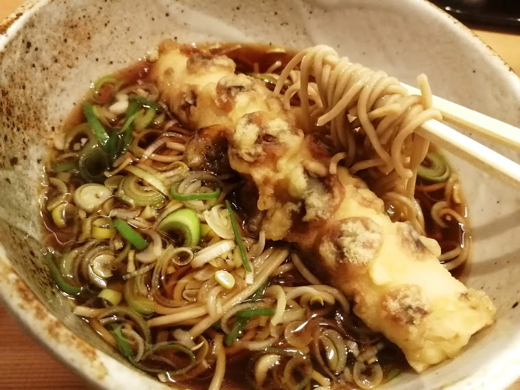茹でたてまる美そばうどん（大田区多摩川）は、立ち食い並みの価格ですが自家製の麺とつゆと天ぷらを提供するメニュー豊富な店