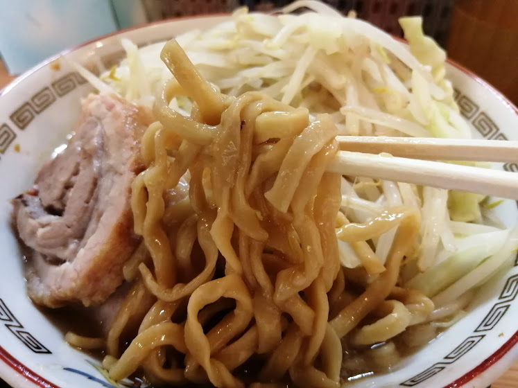 ラーメン豚山蒲田店（大田区蒲田）は、深みのあるスープにコクのある醤油ダレ、軟らかい豚肉とボリュームたっぷりの野菜が特徴