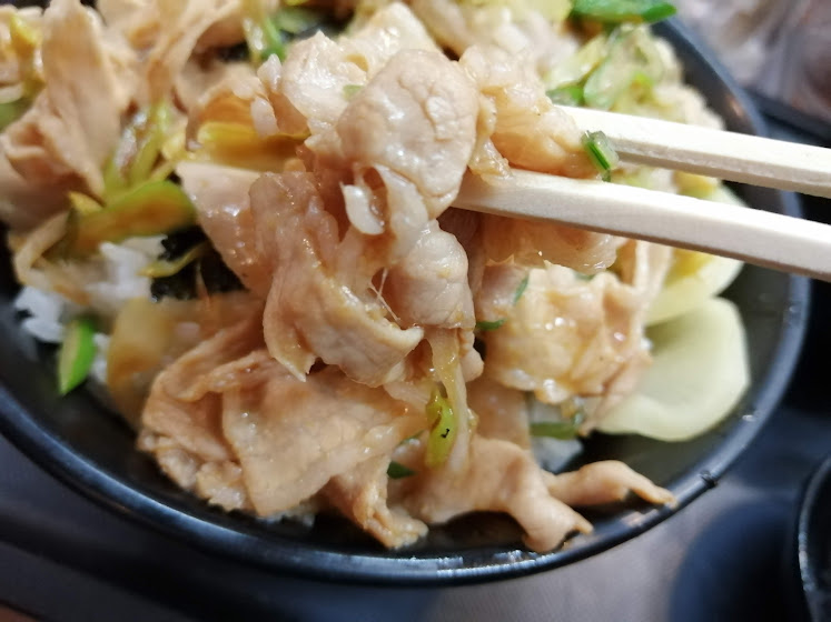すた丼蒲田店(大田区西蒲田)は、栄養価の高い豚肉、ニンニク、卵を使った丼が、並盛でごはん茶碗3杯分のヴォリュームで提供