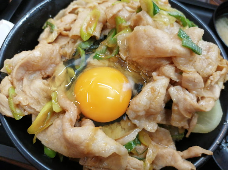 卵は割って丼の真ん中に落とします
