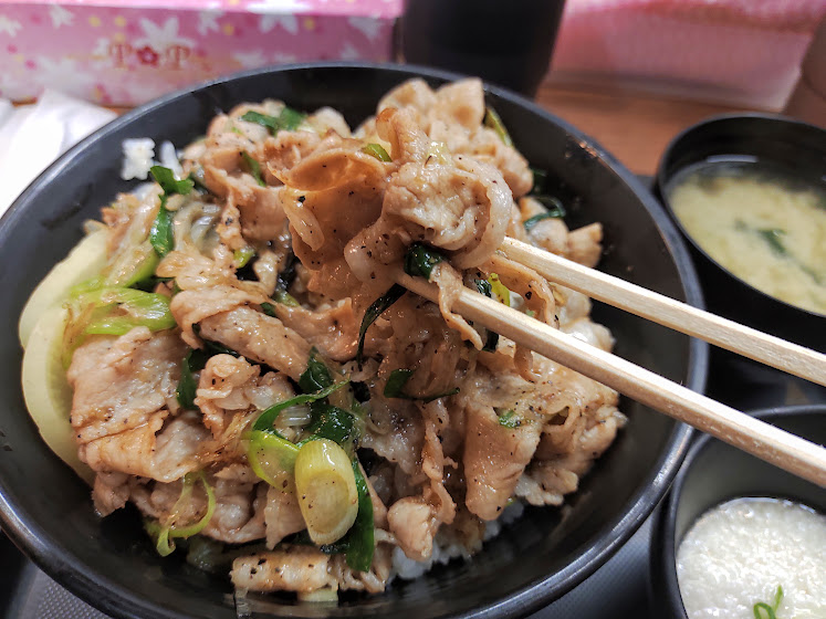 豚バラ肉とネギを、ニンニク醤油ダレを絡めています
