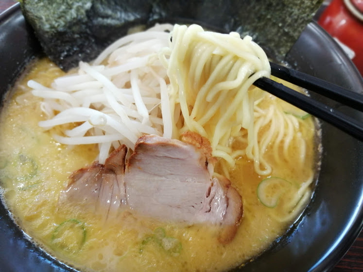 ラーメン道楽環八矢口渡店（大田区多摩川）は、環八沿いの横浜家系ラーメン。作り置きしないクリーミーな濃厚スープを提供する