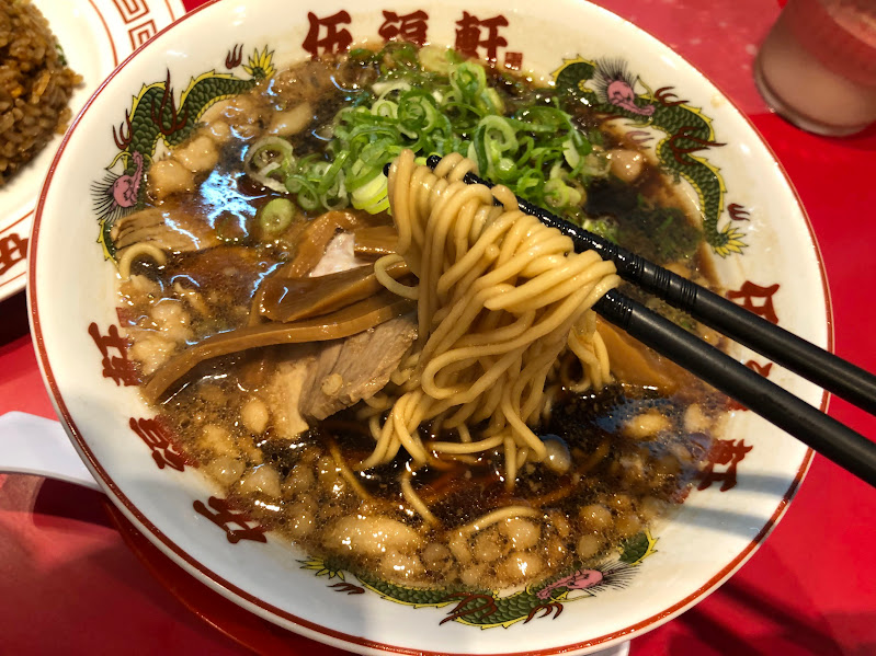 背脂黒醤油ラーメンの極致「伍福軒」(大田区西蒲田)-富山ブラックを凌駕する黒いスープ(黒醤油)と大ぶり背脂の衝撃