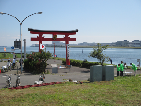 多摩川の最下流、東京湾と海老取川の合流点近くに位置